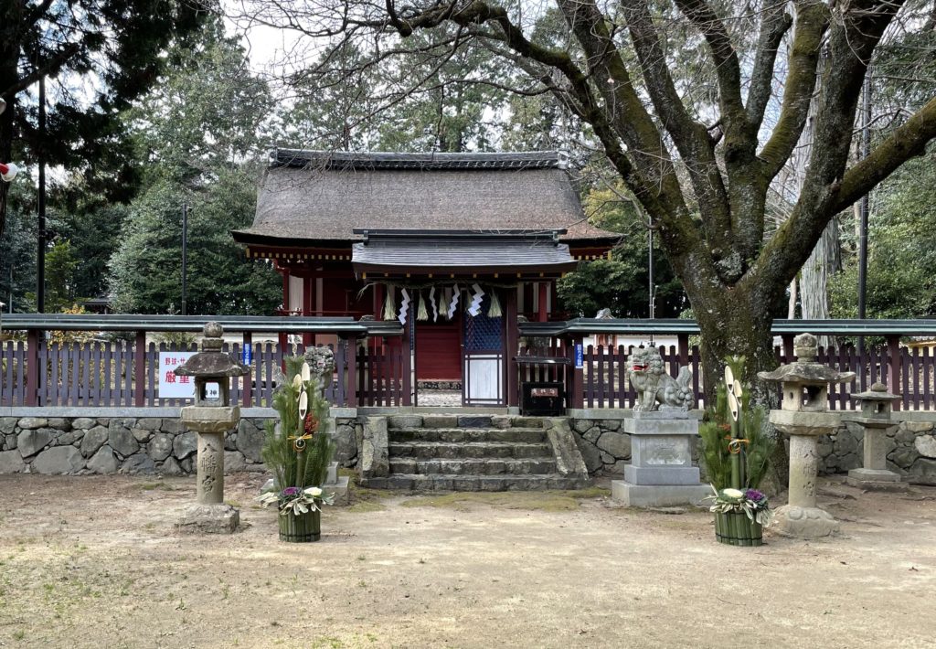 神殿の前に門松を並べました。 