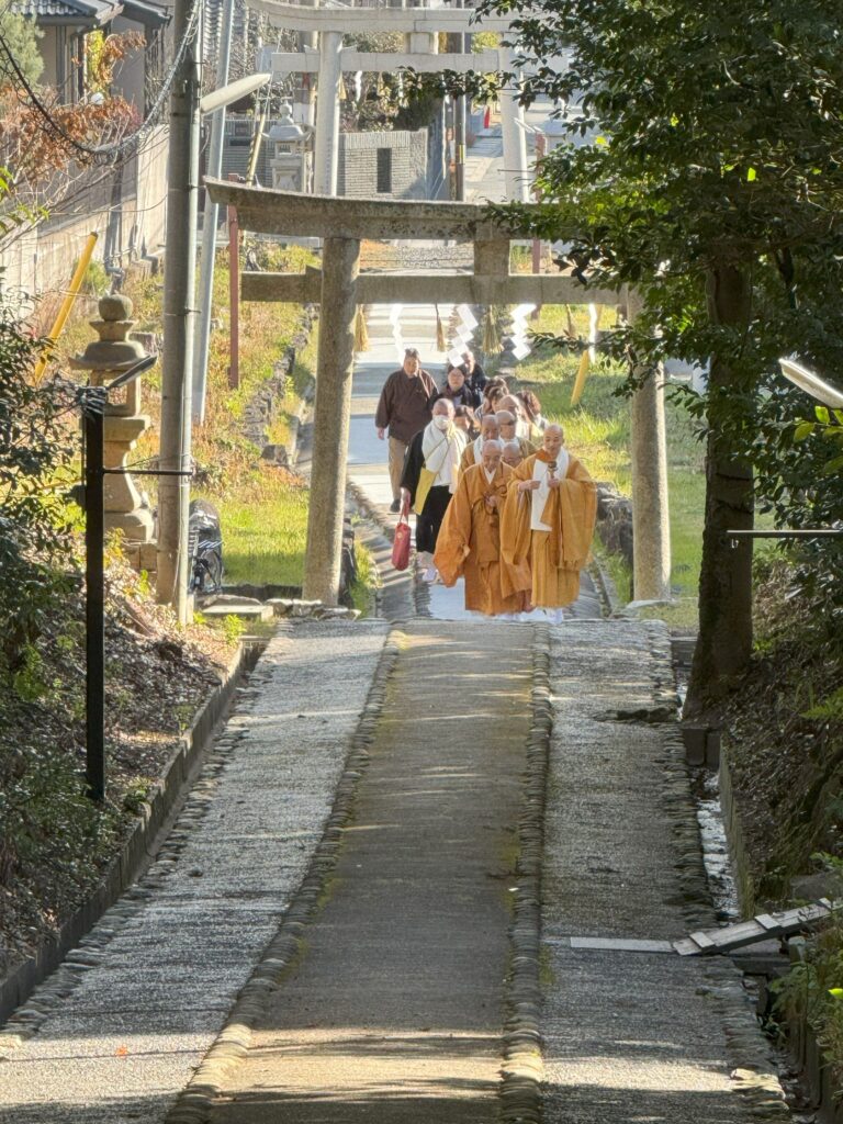 西大寺を出発された僧侶の列が二の鳥居に達しました。